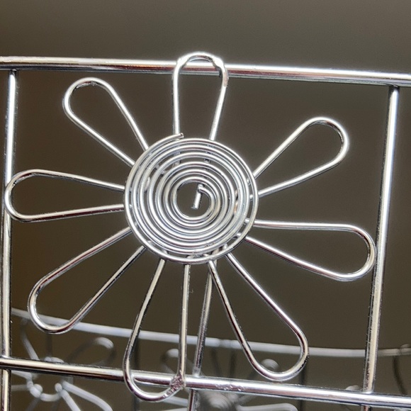 Metal flower accessory basket. Excellent condition - Picture 10 of 11